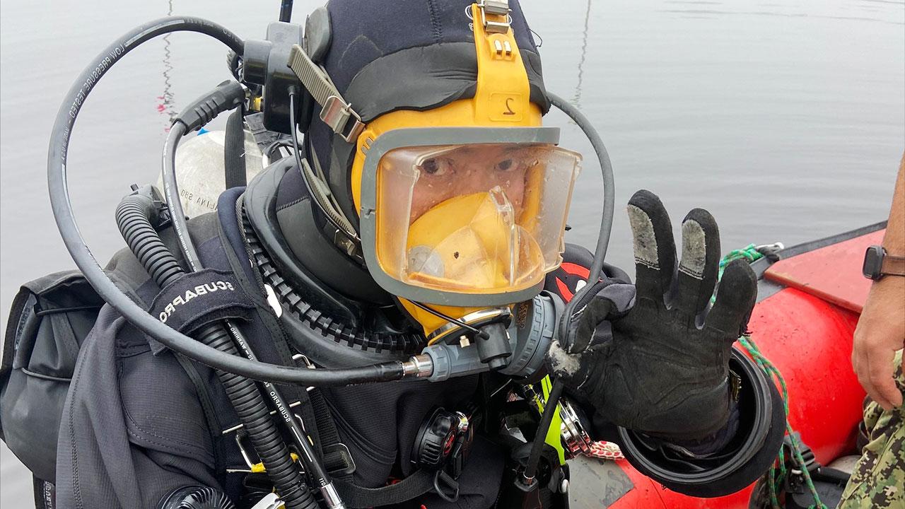 利乐全球最大体育平台UXO潜水员从池塘里找到了一件爆炸性物品